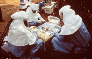 Dieses Foto von 1995 zeigt Wissenschaftler mit Schutzausrüstung, die Proben von Tieren testet, die in Zaire auf das Ebola-Virus untersucht wurden. - Photo Credit:Content Providers(s): CDC/ Ethleen Lloyd [Public domain]