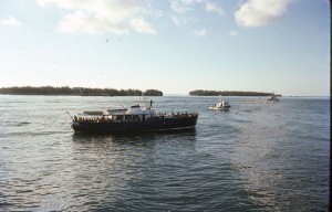 Boot, das 1980 mit kubanischen Flüchtlingen während des Mariel Boatlift im Hafen von Key West ankommt. Foto von Raymond L. Blazevic. - Florida Keys--Public Libraries from Key West, Fla., USA [CC BY]