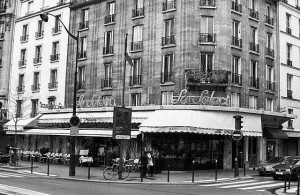 Die Brasserie „Le Select“ am Boulevard du Montparnasse in Paris, einer der Drehorte - Airair [CC BY-SA]