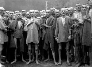 Verhungernde Häftlinge im KZ Ebensee, Teil des am 5. Mai 1945 befreiten KZ Mauthausen. - Lt. Arnold E. Samuelson [Public domain]