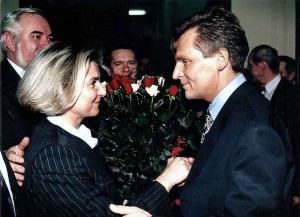 Bronisława Kowalska mit Aleksander Kwaśniewski - Glückwünsche 1995 nach den Präsidentschaftswahlen - Miszunger [CC BY-SA]