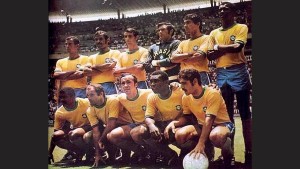 Die Weltmeister-Mannschaft 1970 vor dem Viertelfinalspiel gegen Peru - El Gráfico magazine #2646 [Public domain]