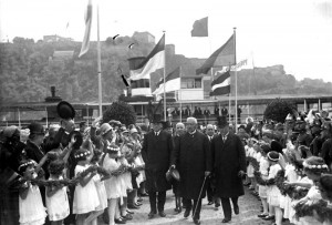 Reichspräsident Hindenburg mit Oberbürgermeister Karl Russell (links) und dem preußischen Ministerpräsidenten Otto Braun (rechts) bei der Befreiungsfeier 1930 am Deutschen Eck in Koblenz - Bundesarchiv, Bild 102-10168 / CC-BY-SA 3.0 [CC BY-SA 3.0 DE]