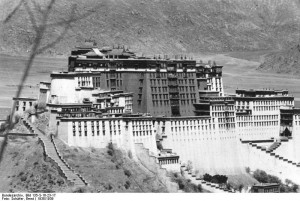 Der Potala-Palast, Lhasa, Tibet - Bundesarchiv, Bild 135-S-16-23-17 / Schäfer, Ernst / CC-BY-SA 3.0 [CC BY-SA 3.0 DE]