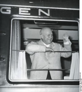 Polen: Nikita Chruschtschow auf der Durchreise.
Der Erste Sekretär des ZK der KPdSU, Ministerpräsident Nikita Chruschtschow, winkt polnischen Bürgern auf dem polnischen Grenzbahnhof Kunowice zu, den er auf seiner Rückreise vom VI. Parteitag des SED in Berlin passierte.