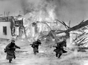 Deutsche Infanterie greift im April 1940 ein brennendes norwegisches Dorf an. - Bundesarchiv, Bild 183-H26353 / Borchert, Erich (Eric) / CC-BY-SA 3.0 [CC BY-SA 3.0 DE]