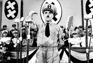 Chaplin als Adenoid Hynkel - Trailer screenshot [Public domain]