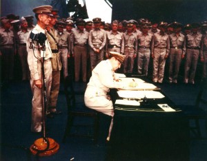 General MacArthur unterschreibt die Kapitulationsurkunde - See page for author [Public domain]