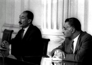 Sprecher der Nationalversammlung Anwar Sadat (links) und Präsident Gamal Abdel Nasser (rechts) in der Nationalversammlung - 11.5.1964. - Not credited [Public domain]