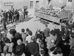 Im Krematorienhof konfrontieren US-Soldaten die Bürger von Weimar mit den dort gefundenen Leichen. Dies war das erste Foto von Buchenwald, das veröffentlicht wurde. es erschien in der London Times am 18. April 1945. - Walter Chichersky, U.S. Signal Corps [Public domain]