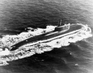 Das Schwesterschiff Omsk (K-186) des Atom-U-Boots »Kursk« - USN, VP9 [Public domain]