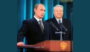 Putin leistet den Präsidentenschwur neben Boris Jelzin, Mai 2000 - Kremlin.ru [CC BY]