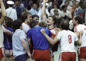 Die Handballmannschaft der Sowjetunion feiert ihren Sieg über Jugoslawien. RIAN-Foto. - RIA Novosti archive, image #567780 / Vladimir Vyatkin / CC-BY-SA 3.0 [CC BY-SA]