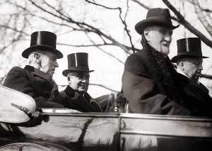 Harding (2. v. l.) kurz nach der Amtseinführung. Links im Bild sein Vorgänger im Präsidentenamt Woodrow Wilson - National Photo Company [Public domain]