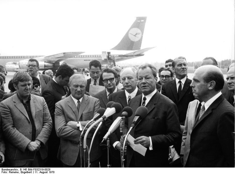 Bundeskanzler Willy Brandt vor seiner Abreise nach Moskau am 11.8.1970 - Flughafen Köln / Bonn, auch Flughafen Köln-Wahn genannt - Bundesarchiv, B 145 Bild-F032319-0028 / Engelbert Reineke / CC-BY-SA 3.0 [CC BY-SA 3.0 DE]