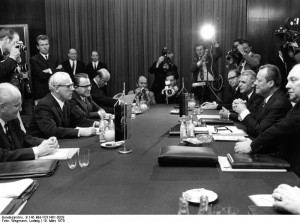Treffen zwischen Willy Brandt und Willi Stoph im Hotel Erfurter Hof - Bundesarchiv, B 145 Bild-F031401-0029 / Wegmann, Ludwig / CC-BY-SA 3.0 [CC BY-SA 3.0 DE]